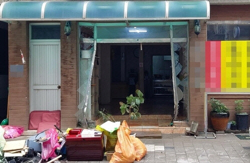 승합차 돌진한 영동읍 식당. <독자 제공>